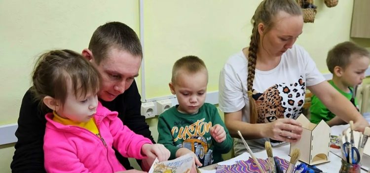 Дети из детского сада вместе со своими родителями